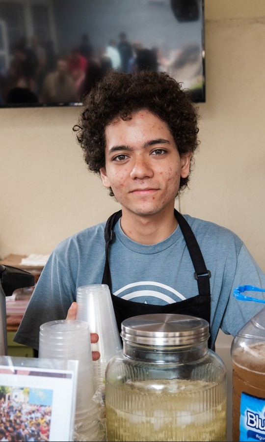 Adolescente Sirviendo